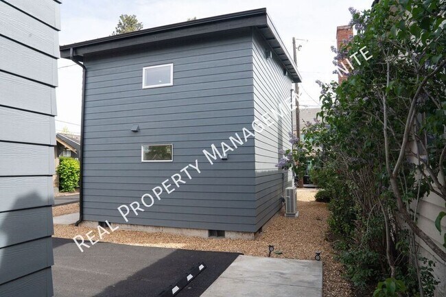 Foto del edificio - 138 NW Hawthorne Ave