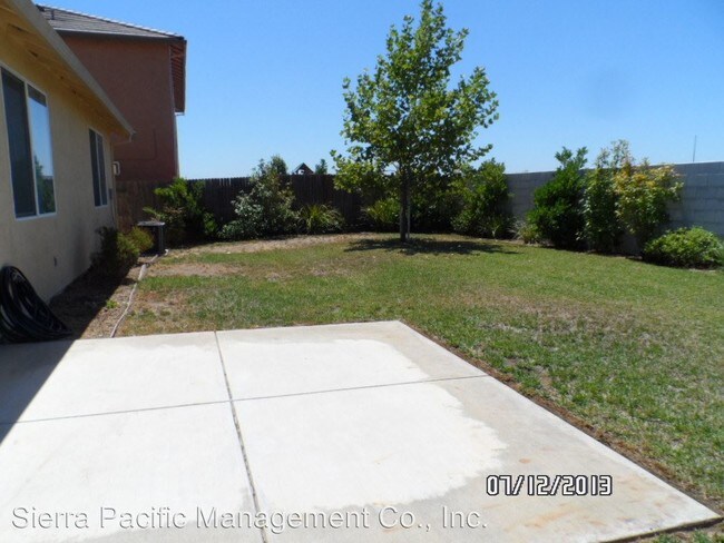 Building Photo - 828 White Oak Dr