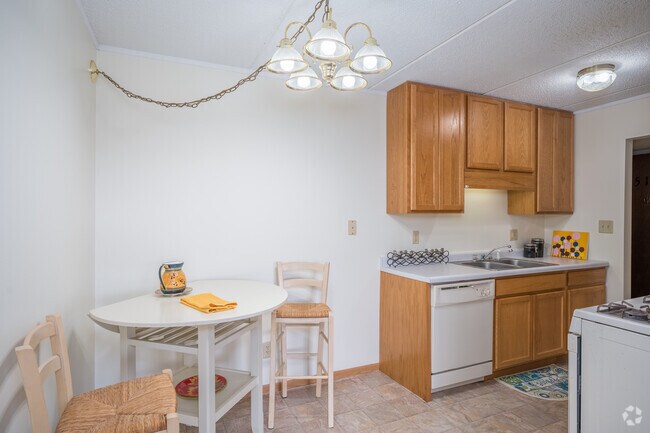 Cocina y comedor renovados de 2BR - River Bluff Apartments