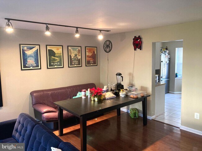 Building Photo - 123 Barnsfield Ct