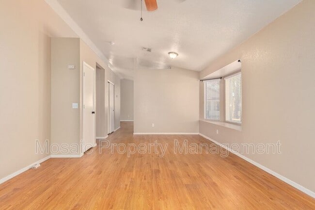 Building Photo - 1120 N Val Vista Dr