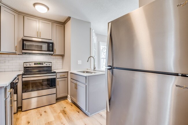 Building Photo - Enchanting 3 Bedroom 1 Bathroom Home Locat...