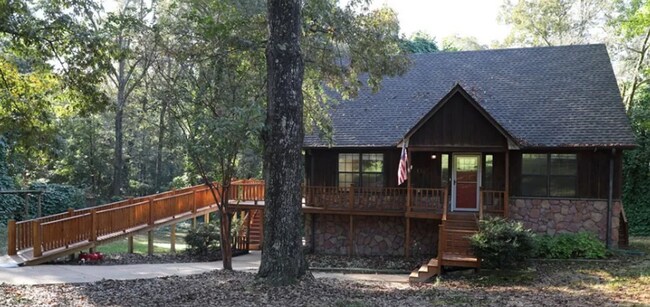 Building Photo - Charming Country Living