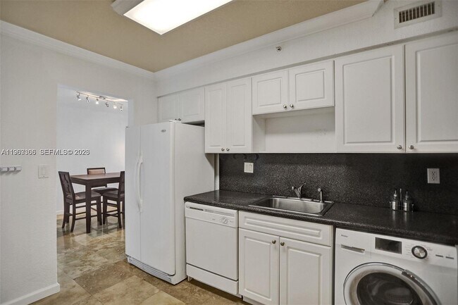 Building Photo - 2501 S Ocean Dr