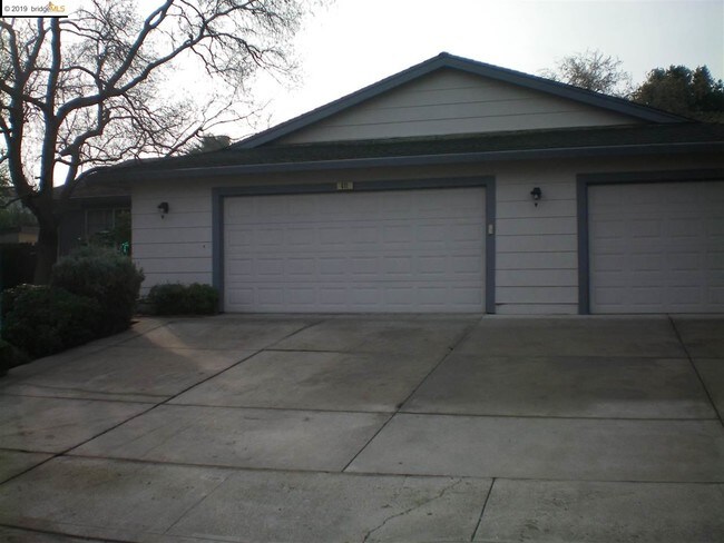 Building Photo - 411 Clearwood Dr