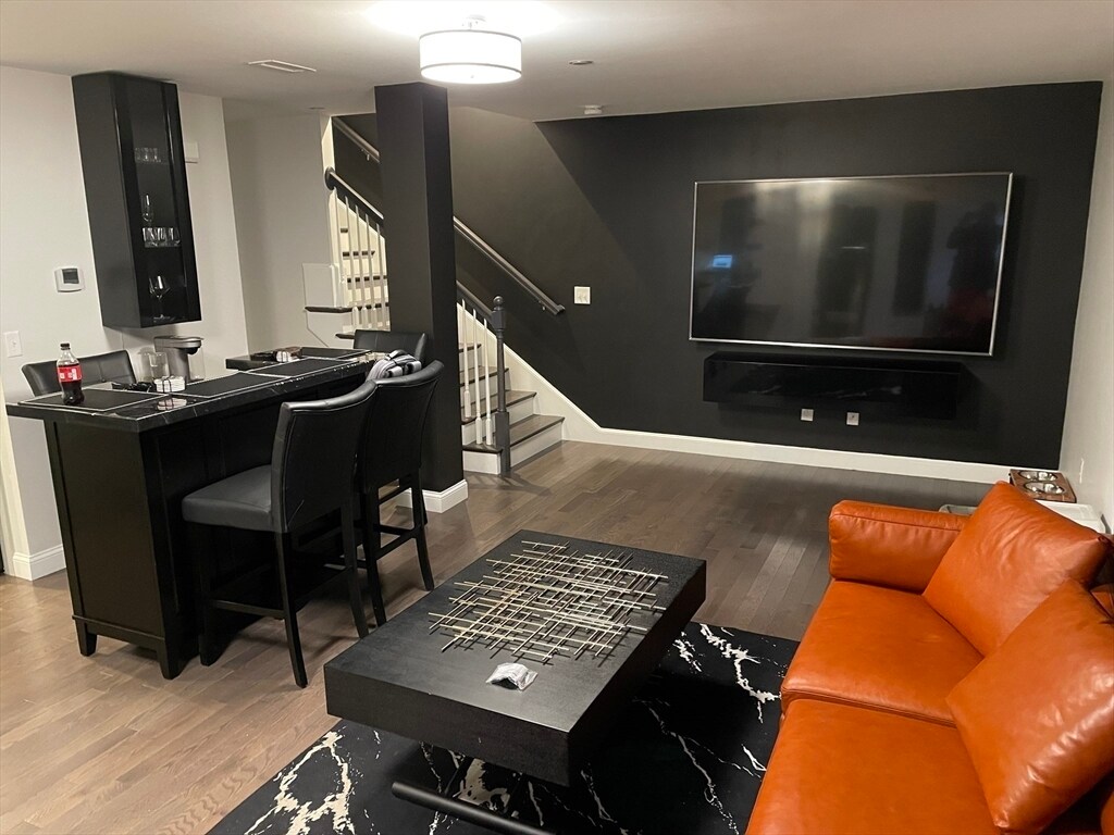 Foto principal - 563 Summer St