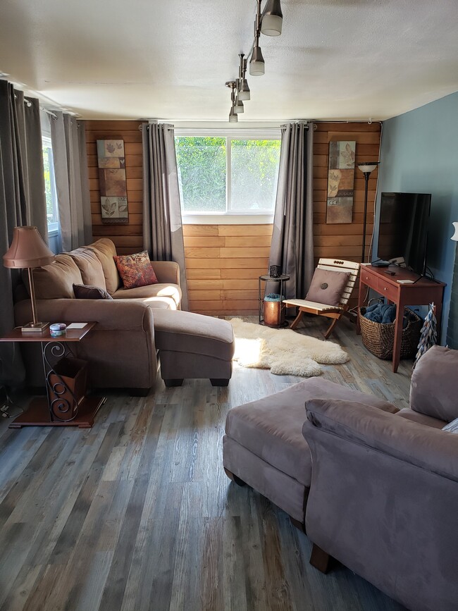 Very comfortable living space - 965 Ewald Ave SE