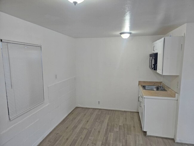 Building Photo - 13801 S Vermont Ave