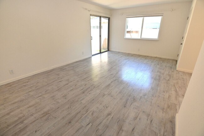 Foto del edificio - 1295 Flora Ave