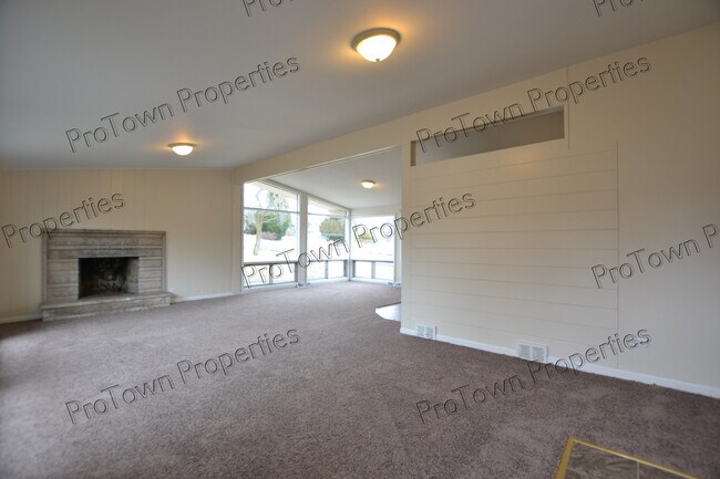 Building Photo - 217 Old Elm Rd