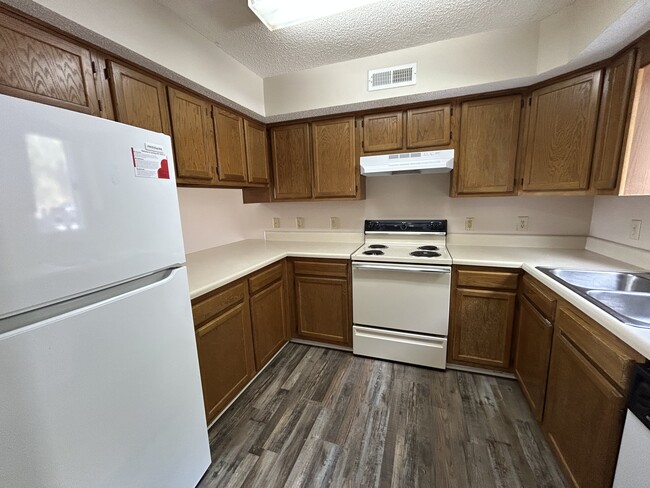Building Photo - Laurelwood Apartments