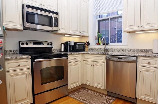 Building Photo - 438 Marlborough St
