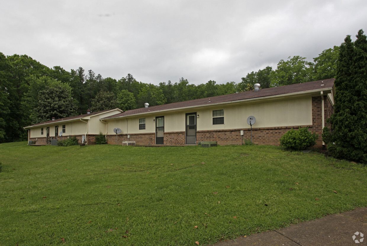 Primary Photo - Pinetree Village Apartments