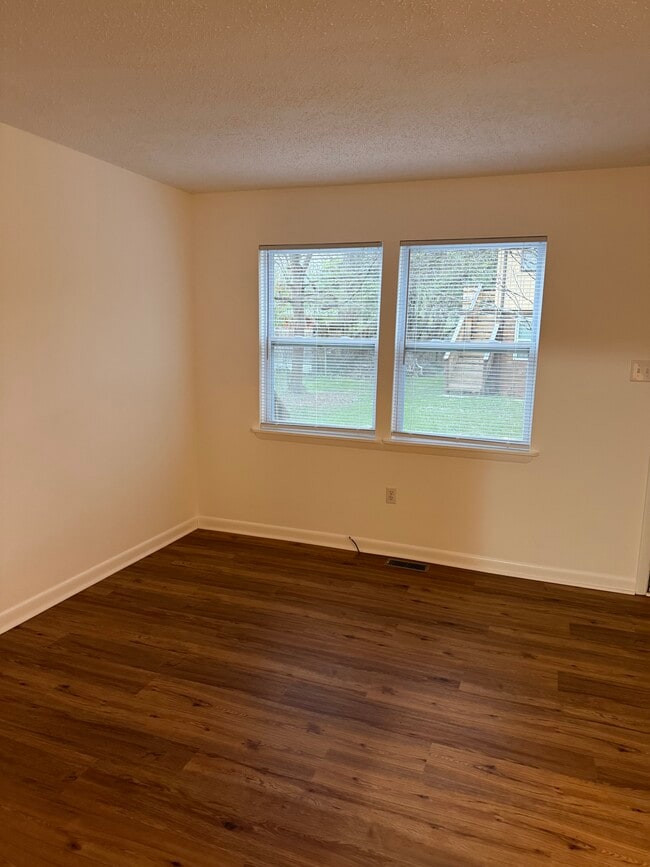 Foto del edificio - 217 N Fork Rd