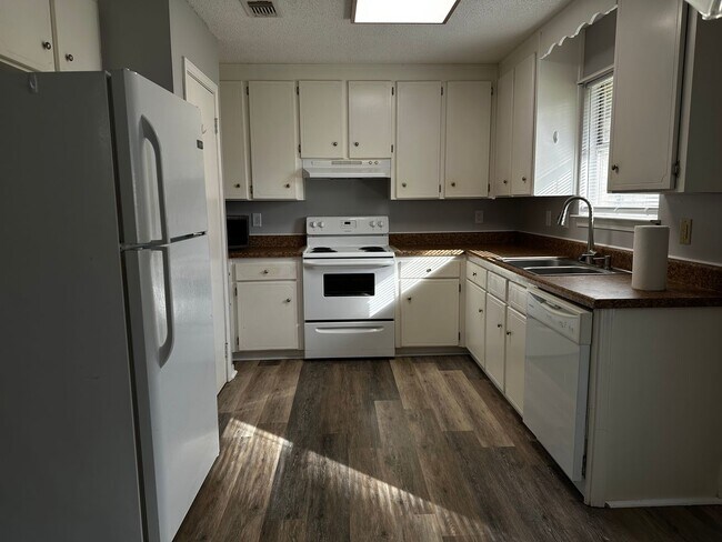 Building Photo - Country Living