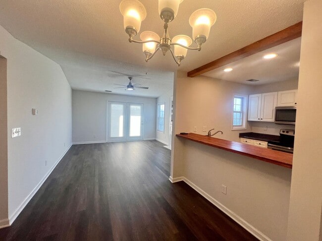 Building Photo - Freshly Painted! New Luxury Vinyl Plank Fl...
