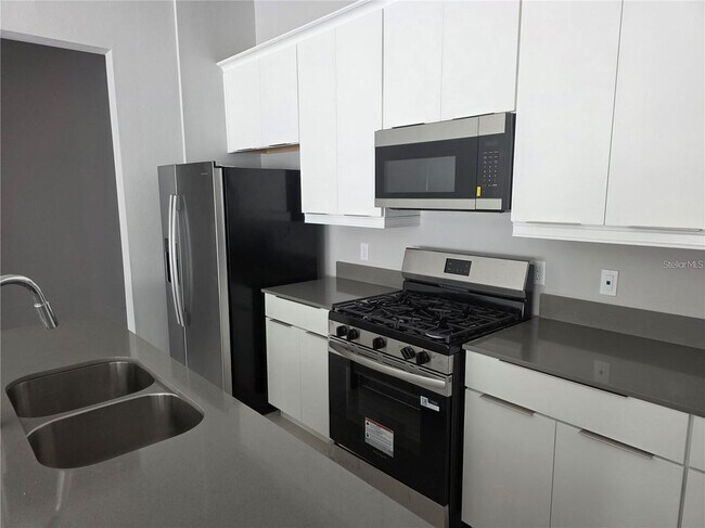 Building Photo - 7760 Sandy Ridge Dr