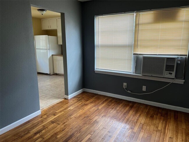 Building Photo - 917 Benbrook Dr