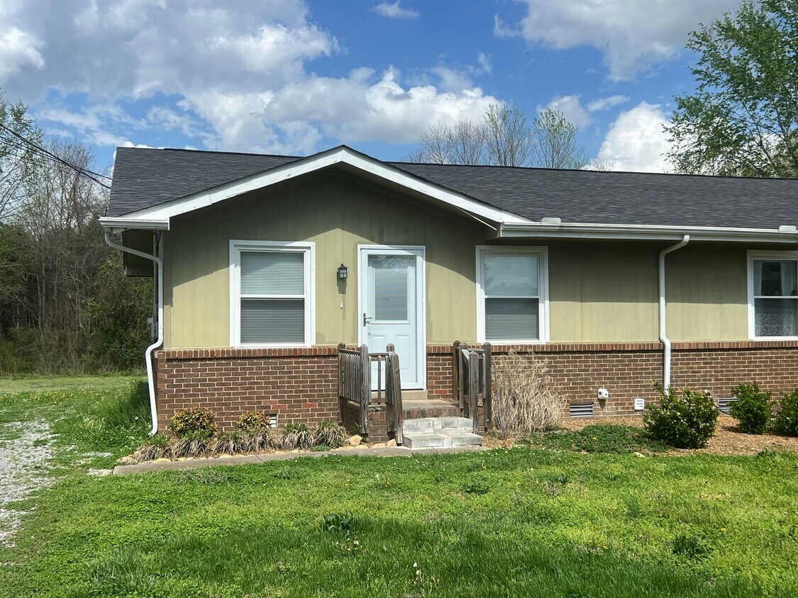 Foto principal - Available Now! 2 BR 1 Bath Duplex - Minute...