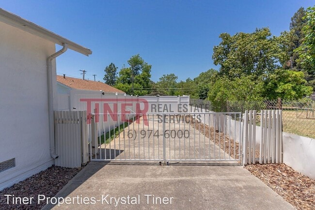 Building Photo - 4 br, 2 bath House - 2711 Danube Dr