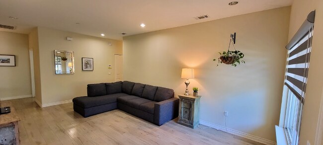 Foto del edificio - 11321 Hunnewell Ave