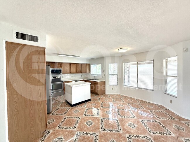 Foto del edificio - 7874 W Beryl Ave