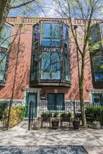 Building Photo - 2005 N Hoyne Ave