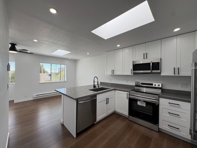 Building Photo - West End Villas