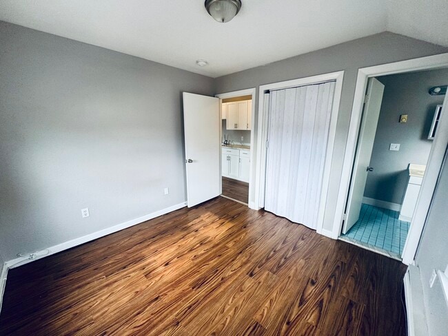 Building Photo - 420 Wellington Ave