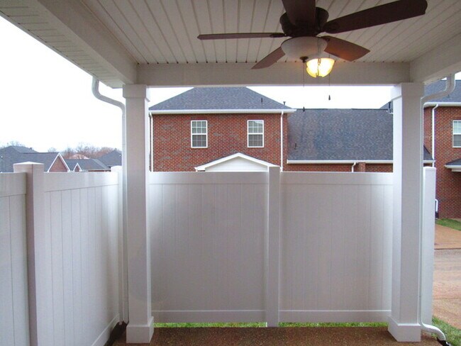 Building Photo - White House condo with 4 bedrooms, 1 car g...