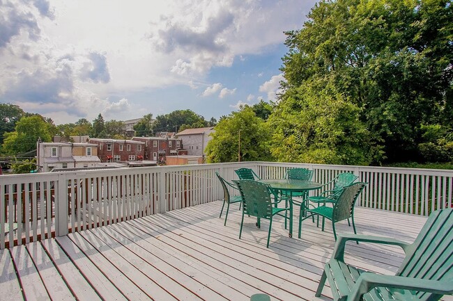 Deck - 326 Leverington Ave