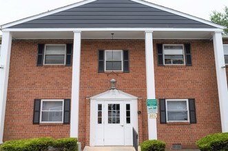 Colonial Point Apartments photo'