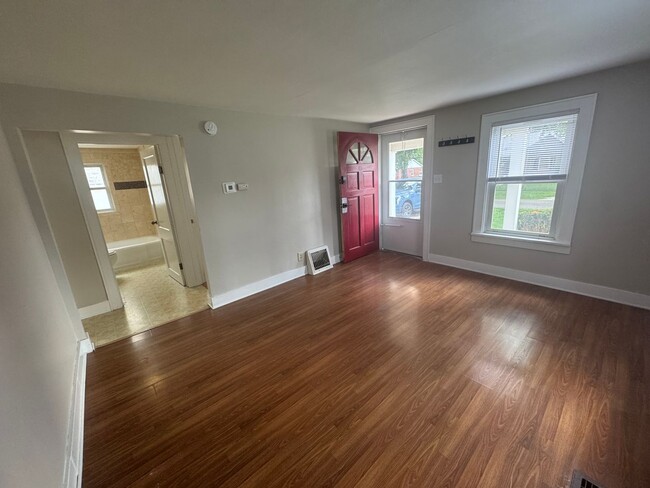 Building Photo - Cozy 2-Bedroom Rental House with Spacious ...