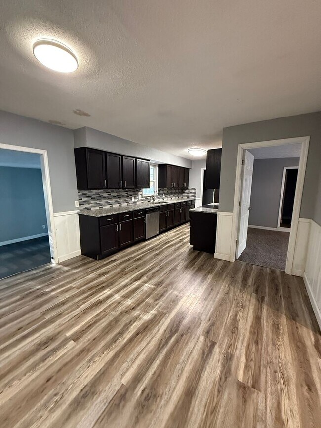 Foto del edificio - 4 bedroom/2 bath house