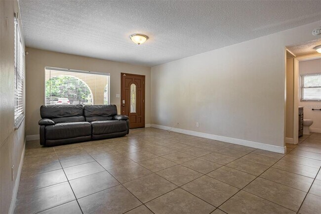 Foto del edificio - 3415 W Beach St