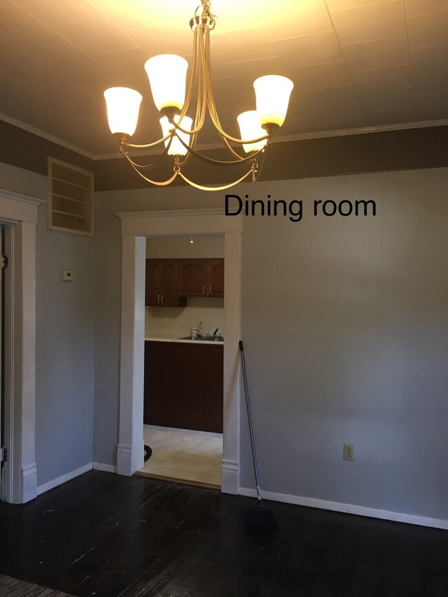 Building Photo - 302 Elles Ave