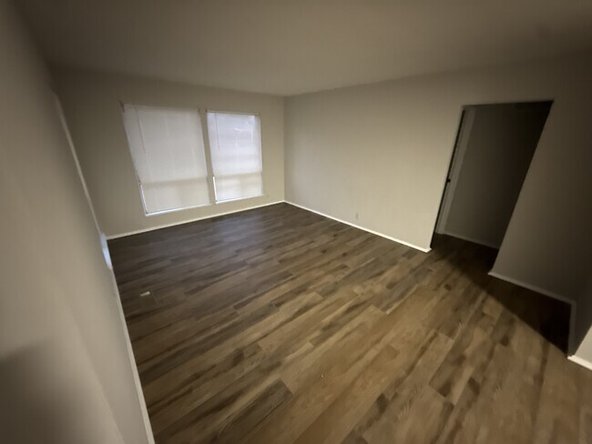 Building Photo - 1475 Hollywood Ln