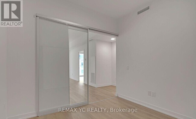 Photo du bâtiment - 150 Logan Ave