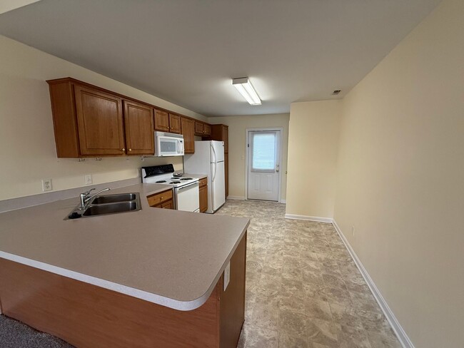 Building Photo - Great 2 Bedroom Condo off of Mellwood Ave