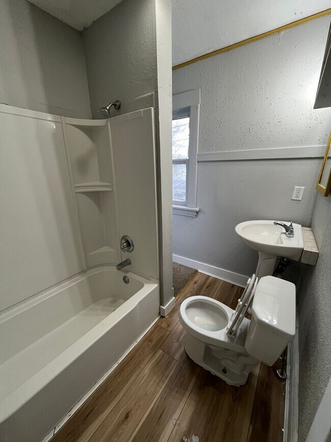 Building Photo - 3 Bed 1 Bath House