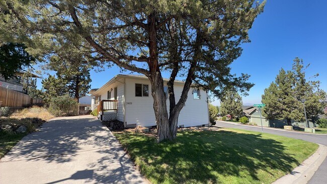 Building Photo - 3405 SW Hillcrest Dr