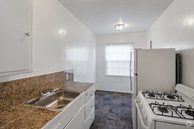 0HAB, 1BA - 600 ft² - 6755-6773 Yucca Street