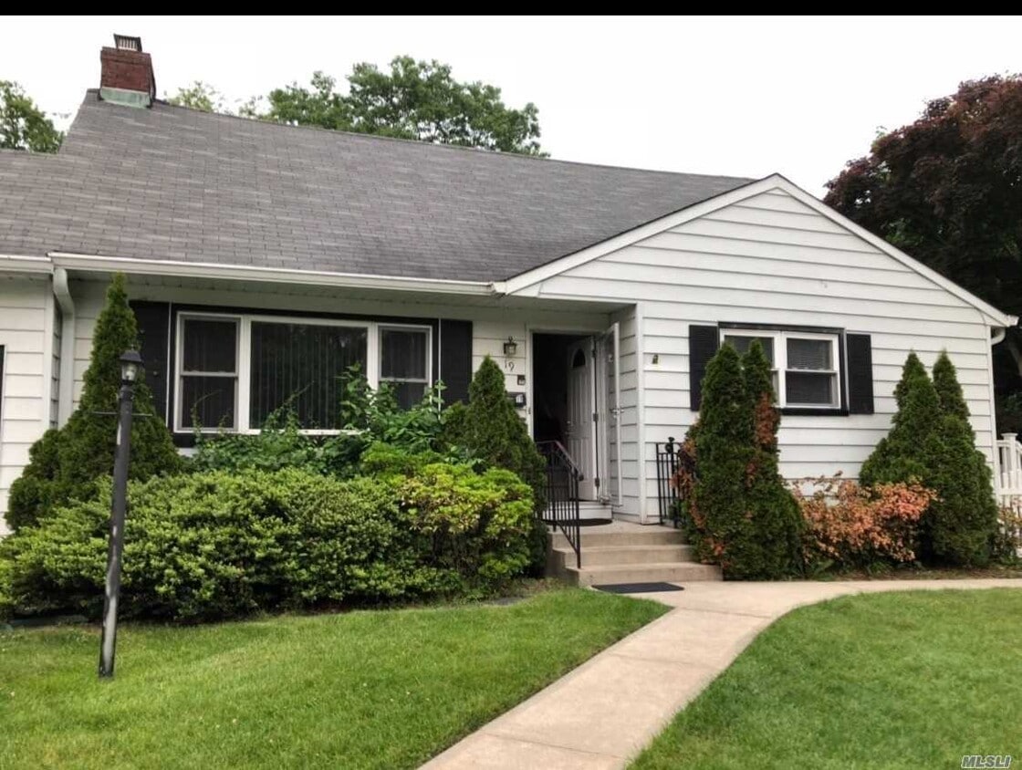 19 Eastwood Dr, North Babylon, NY 11703 House for Rent in North
