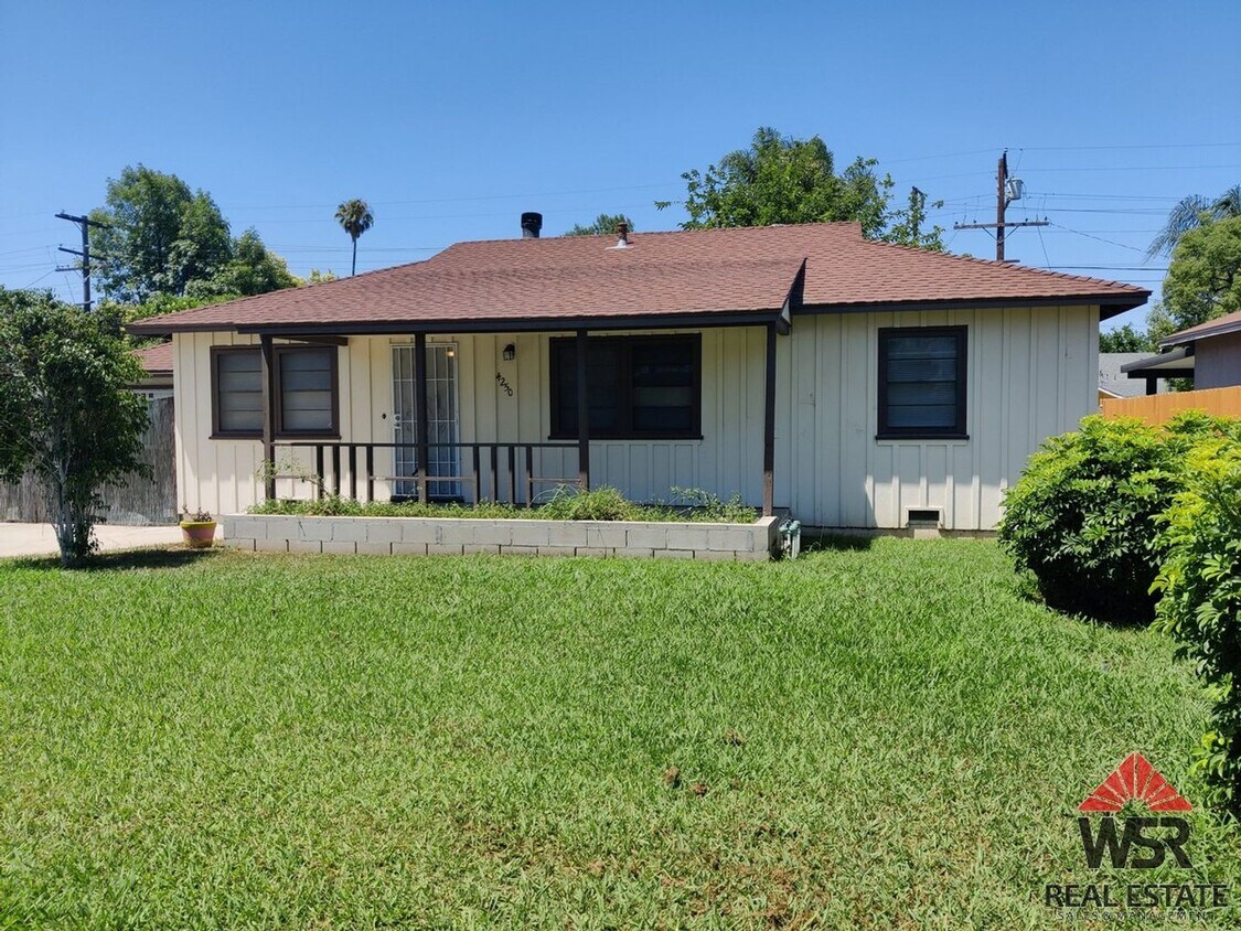 Foto principal - 4 Bedroom / 2 Bathroom Home.