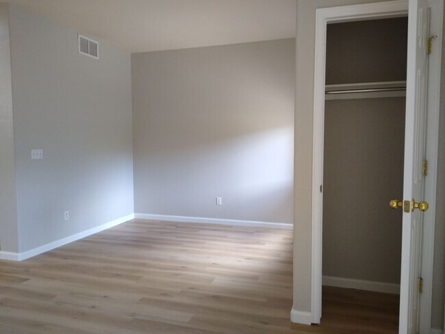 Building Photo - Fabulous Townhome Near Cherry Creek State ...