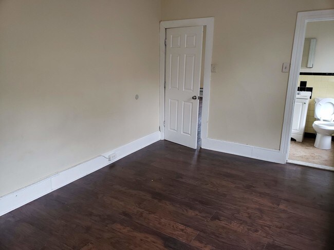 Foto del edificio - Large 1 Bedroom Apartment FOR RENT