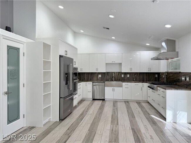 Foto del edificio - 3760 Yorba Linda Dr