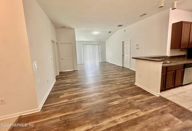 Foto del edificio - 209 Larkin Pl