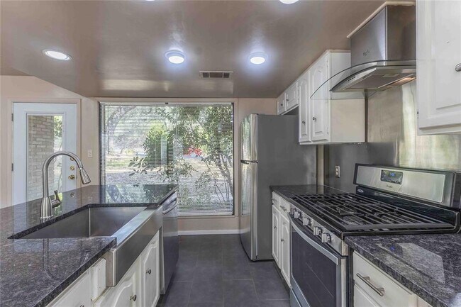 Foto del edificio - 3901 Knollwood Dr