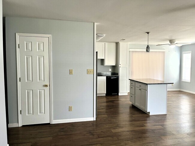 Foto del edificio - 3 Bedroom, 2 Bath Home on Large Lot, Scree...